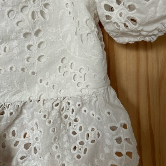 Beautiful white eyelet puff sleeve boho top - Picture 2 of 4